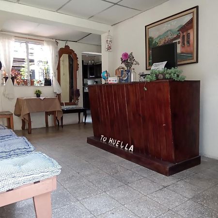 Huellas Hostal Antigua Buitenkant foto