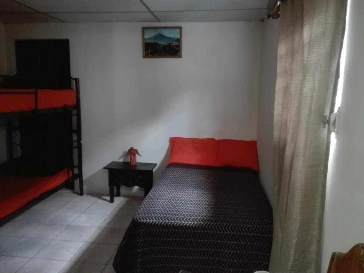 Huellas Hostal Antigua Buitenkant foto