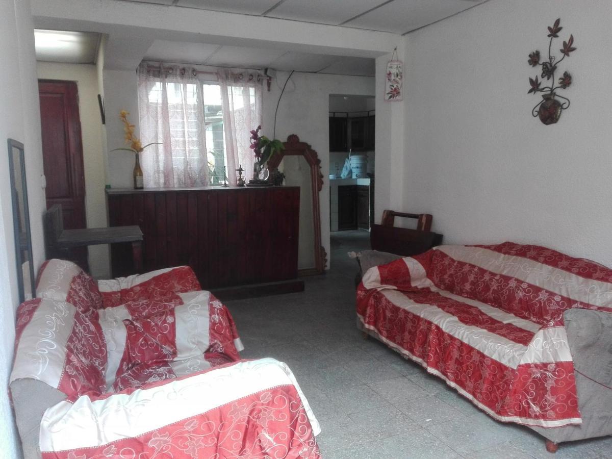 Huellas Hostal Antigua Buitenkant foto