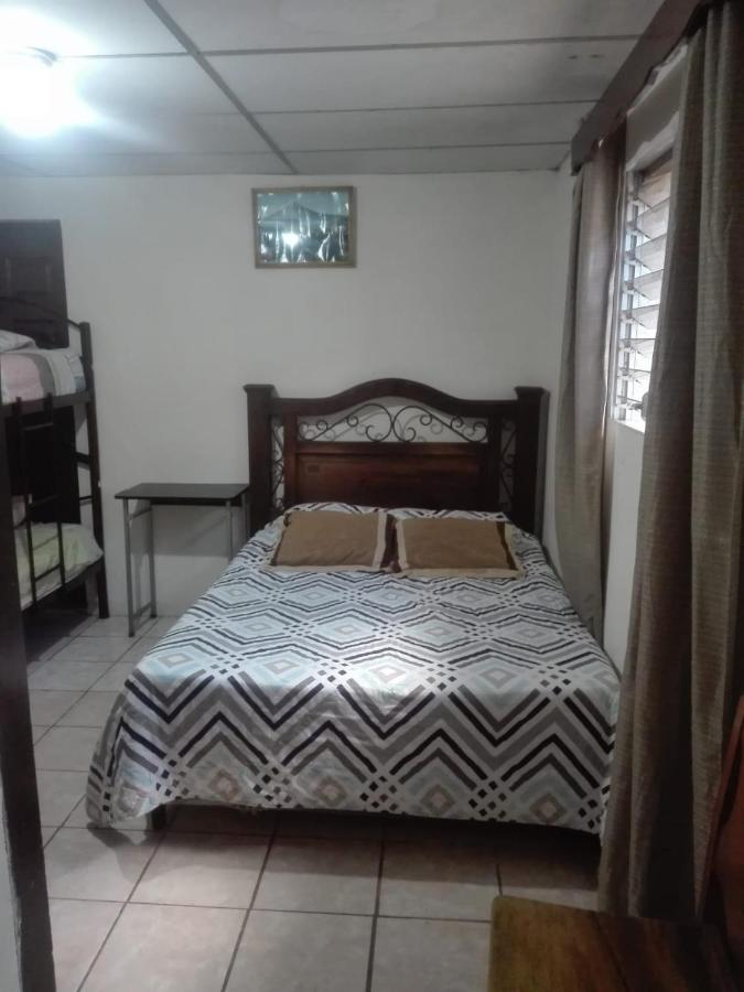 Huellas Hostal Antigua Buitenkant foto