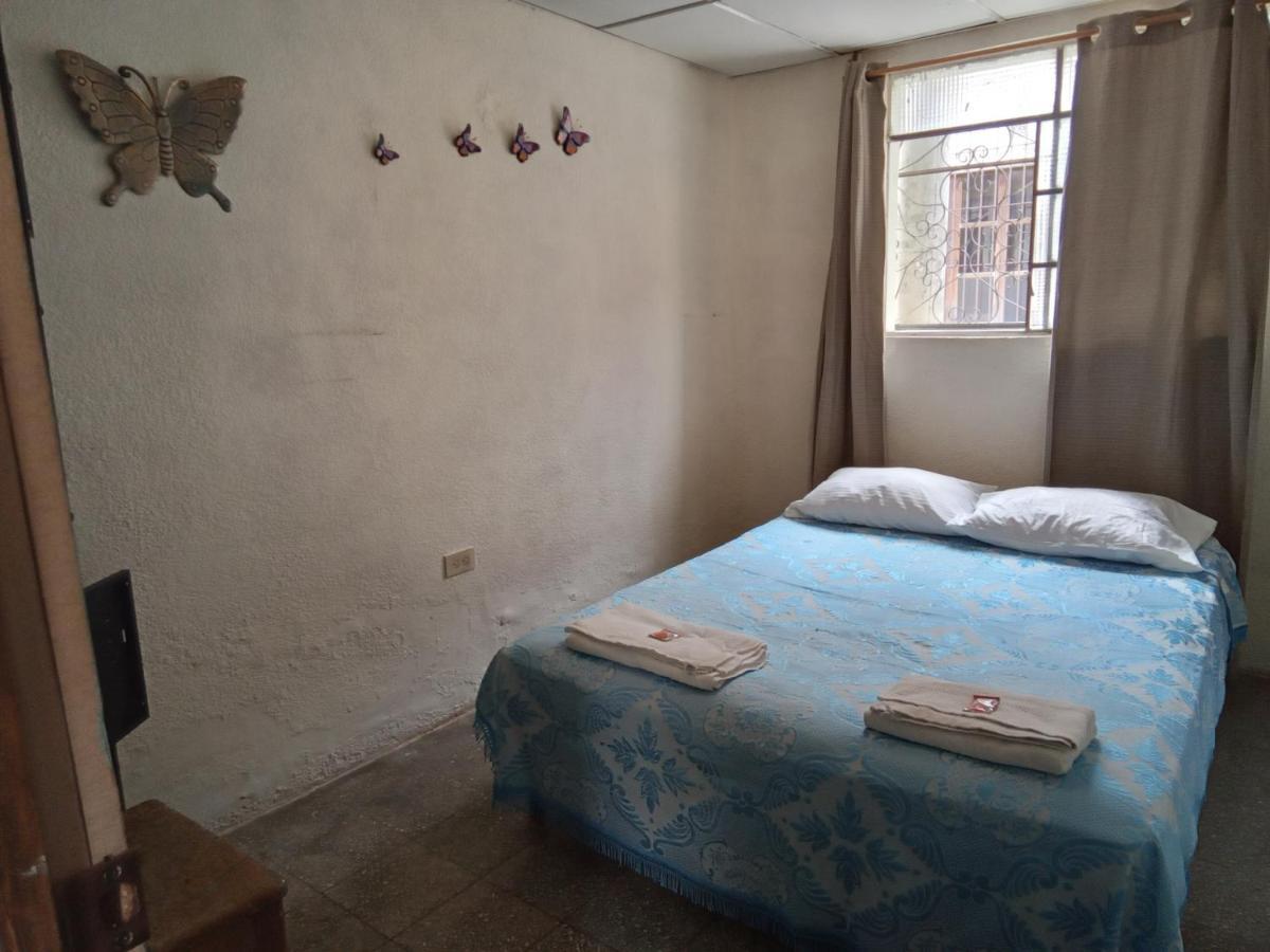 Huellas Hostal Antigua Buitenkant foto