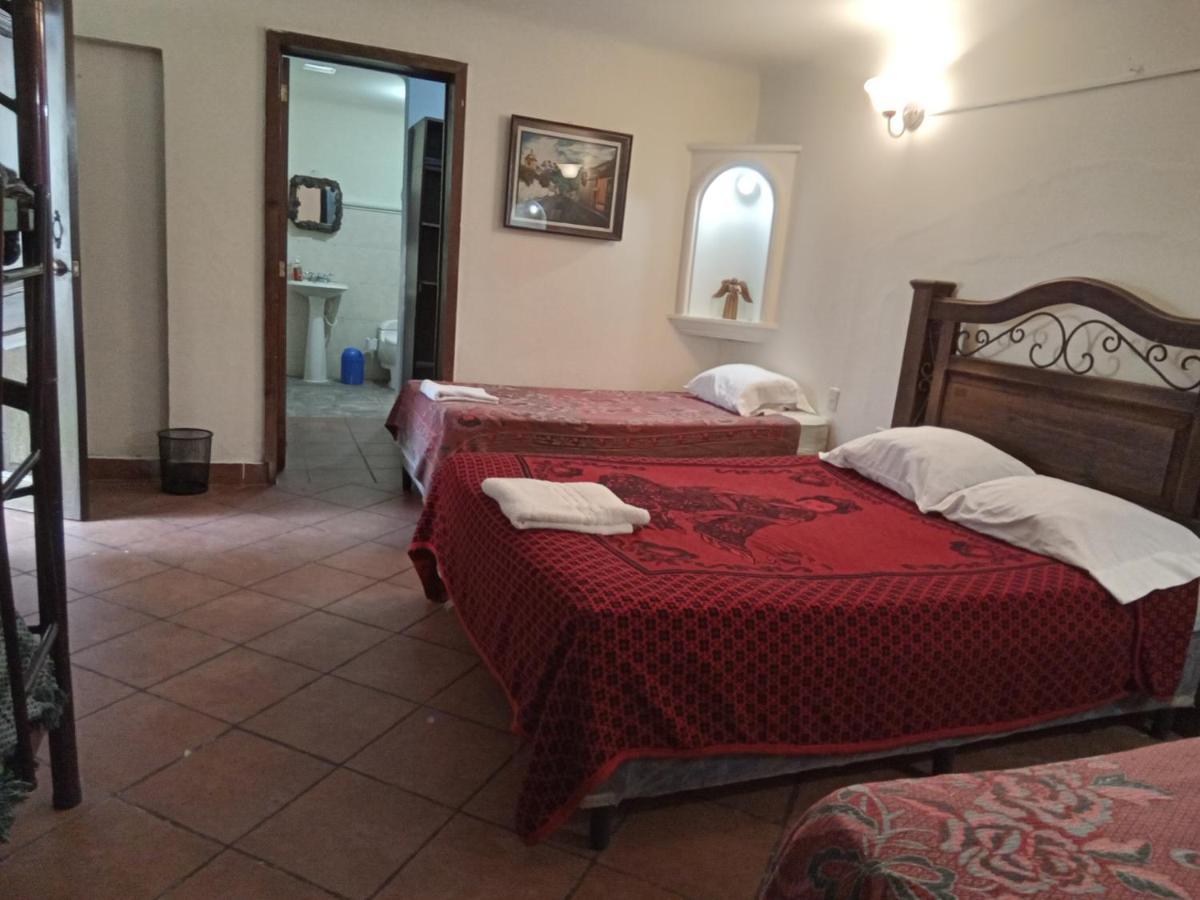Huellas Hostal Antigua Buitenkant foto